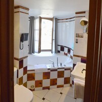 Artículos del minibar gratis y caja de seguridad en la habitación 