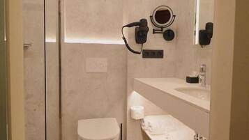Superior Twin kamer | Badkamer | Een bad/douchecombinatie, een haardroger, handdoeken