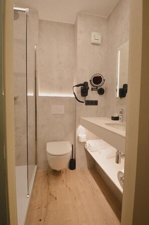 Quarto duplo superior | Banheiro | Chuveiro/banheira combinados, secador de cabelo, toalhas de banho 