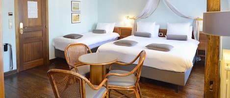 Artículos del minibar gratis y caja de seguridad en la habitación