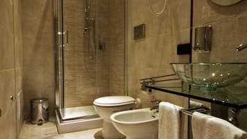 Dusche, Haartrockner, Bidet