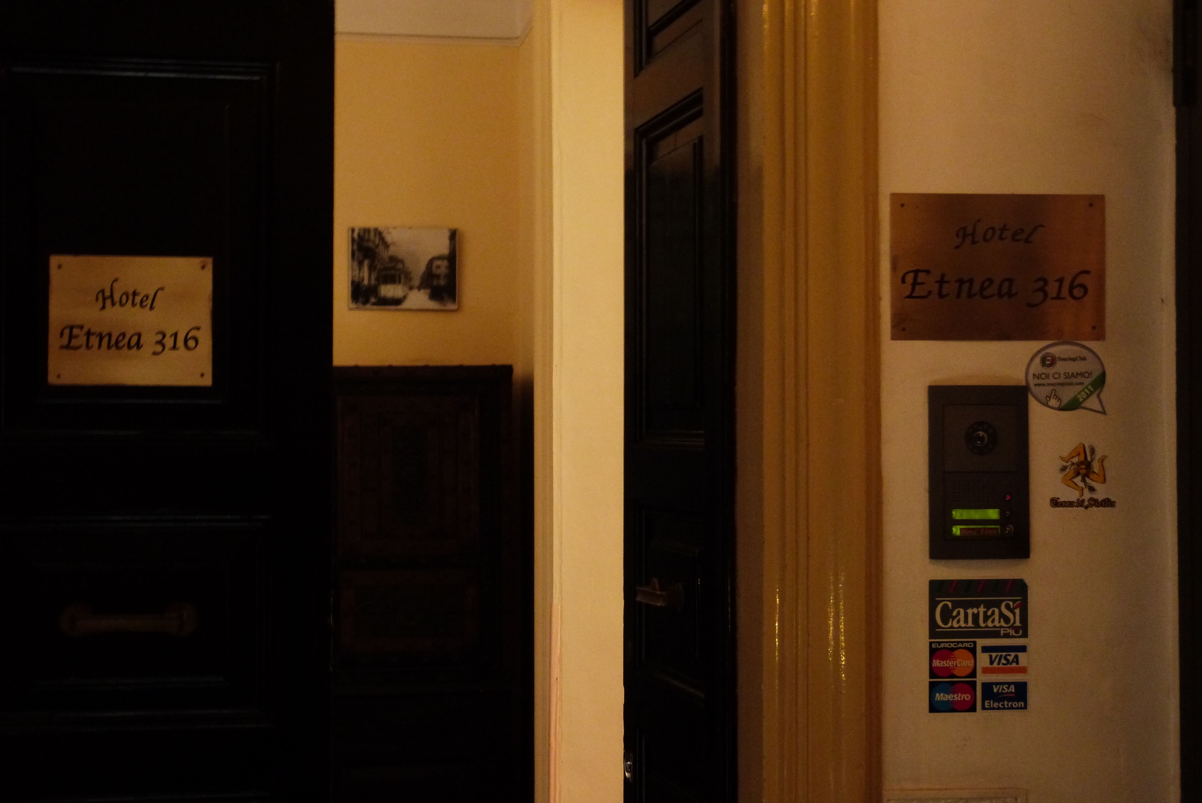 Et hotelinteriør med et skilt, der viser "Hotel Etnea 316".