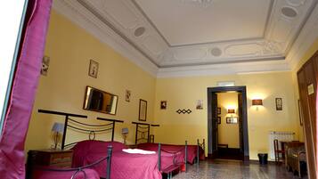 خزنة داخل الغرفة ومكتب وتجهيزات عازلة للصوت ومكواة/لوح كي