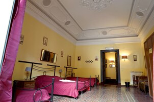 Standard Twin Room | In-room safe, desk, soundproofing, iron/ironing board