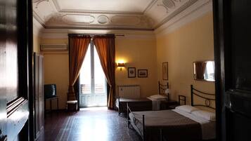 خزنة داخل الغرفة ومكتب وتجهيزات عازلة للصوت ومكواة/لوح كي