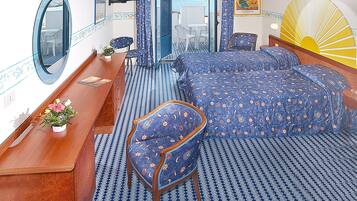 Camera con letto matrimoniale o 2 letti singoli, vista mare | Una cassaforte in camera, una scrivania