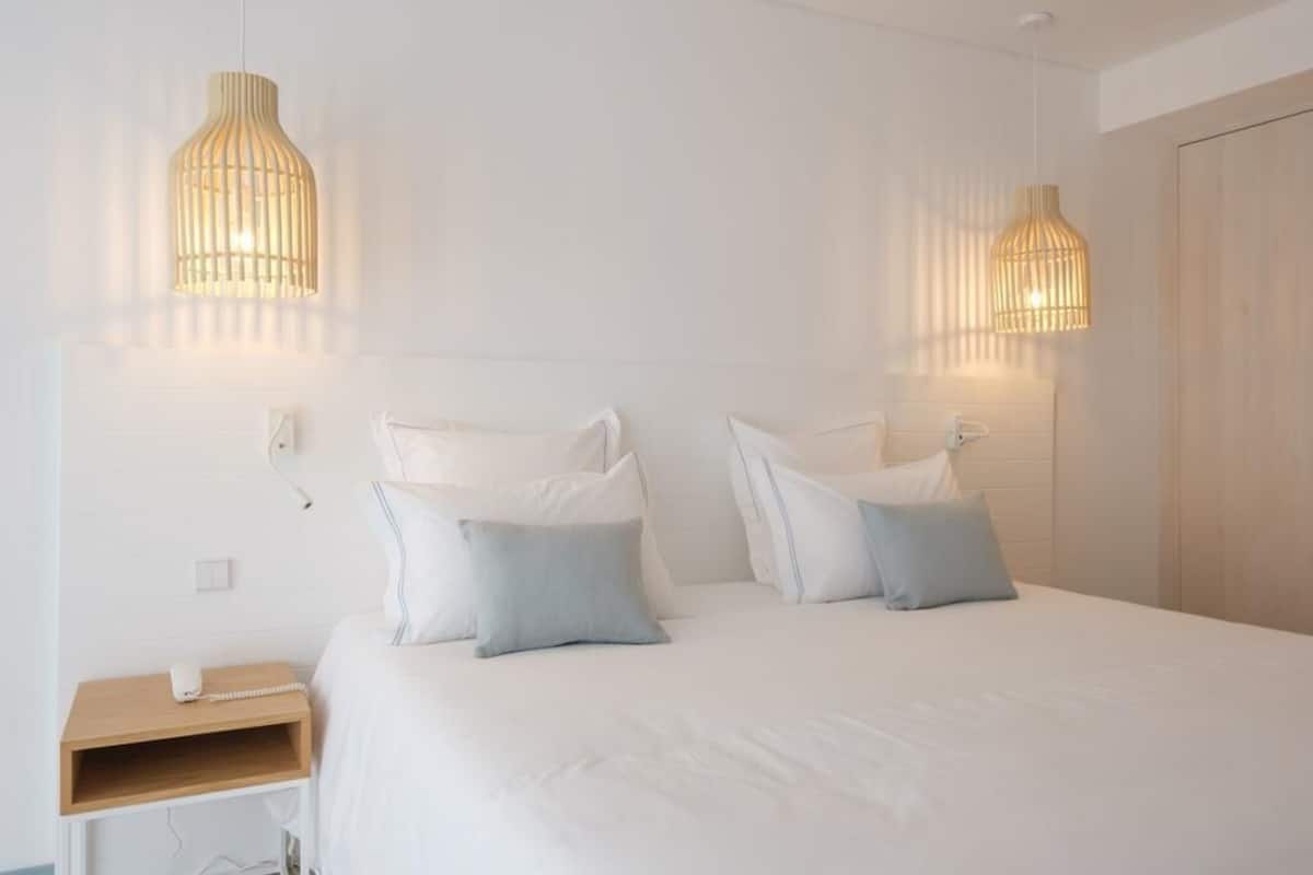 Egyptian cotton sheets, premium bedding, pillowtop beds, minibar