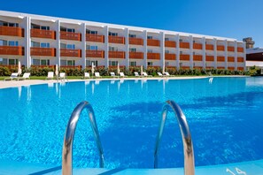 Outdoor pool, pool umbrellas, sun loungers - Malibu Foz Hotel - La Maison Younan (Figueira da Foz)