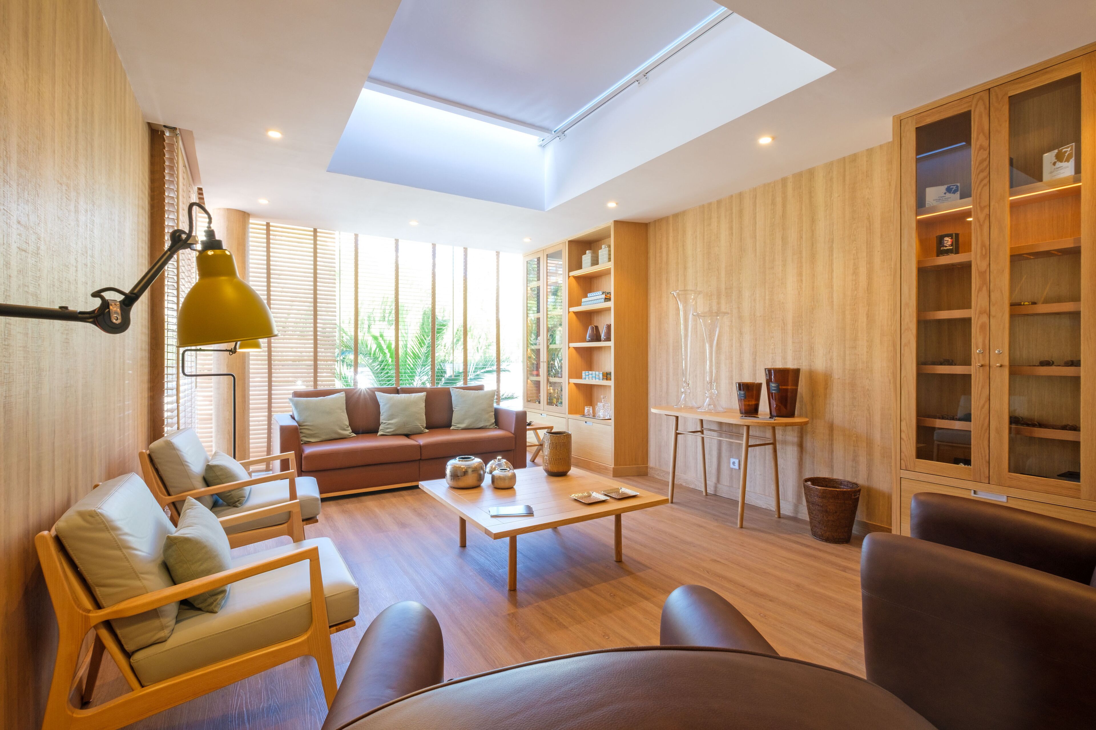 3 bars/lounges, poolside bar