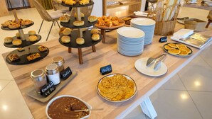 Un bufé con diferentes opciones de comida y sus etiquetas.