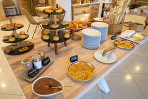 Daily buffet breakfast (EUR 18 per person) - Malibu Foz Hotel - La Maison Younan (Figueira da Foz)