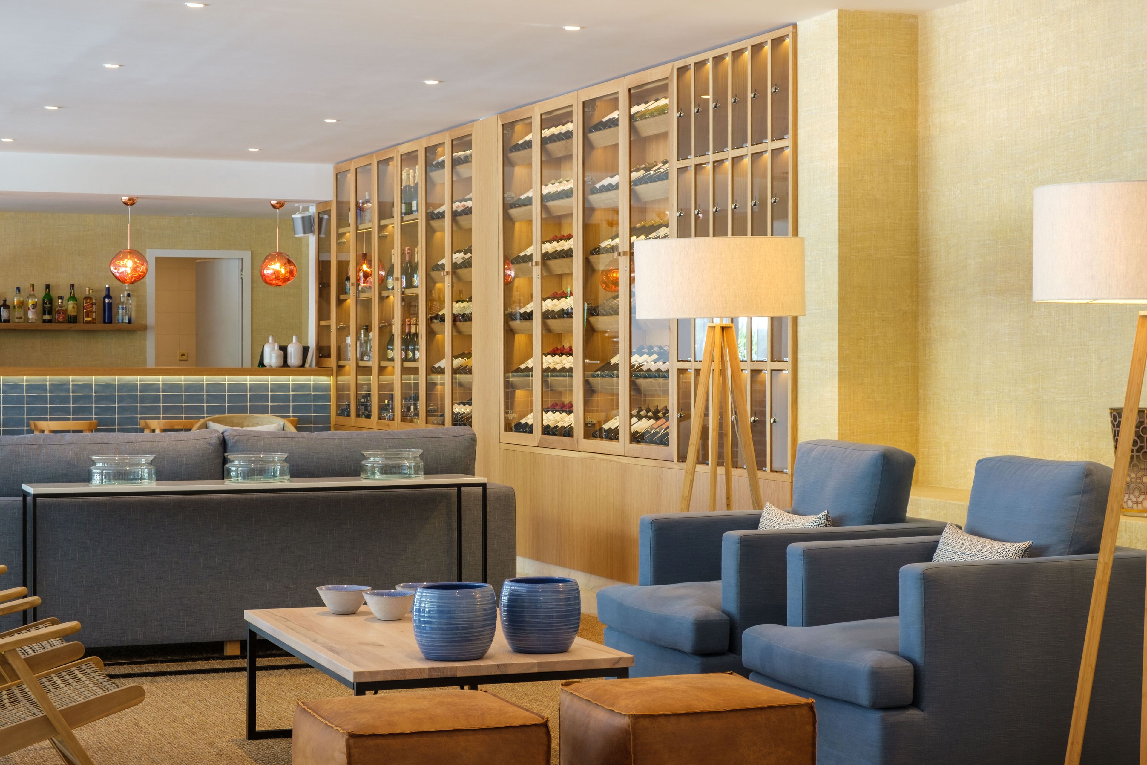 3 bars/lounges, poolside bar