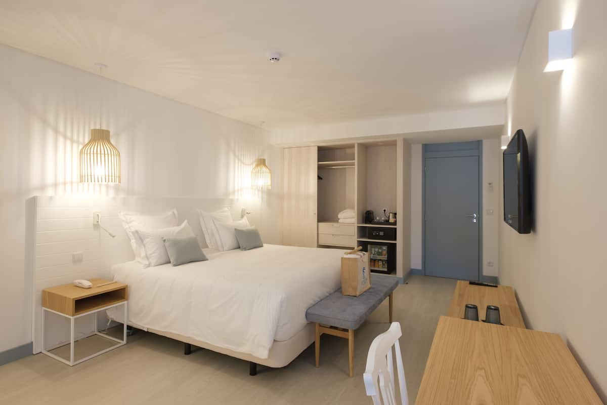 suite | egyptian cotton sheets, premium bedding, pillow-top beds, minibar