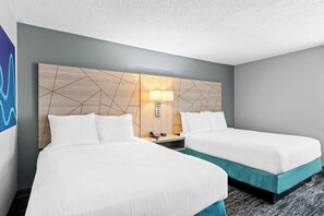 Bàn, khu vực làm việc phù hợp cho laptop, màn/rèm cản sáng 