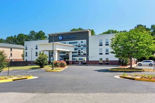 Un edificio moderno con un letrero que dice "Best Western".