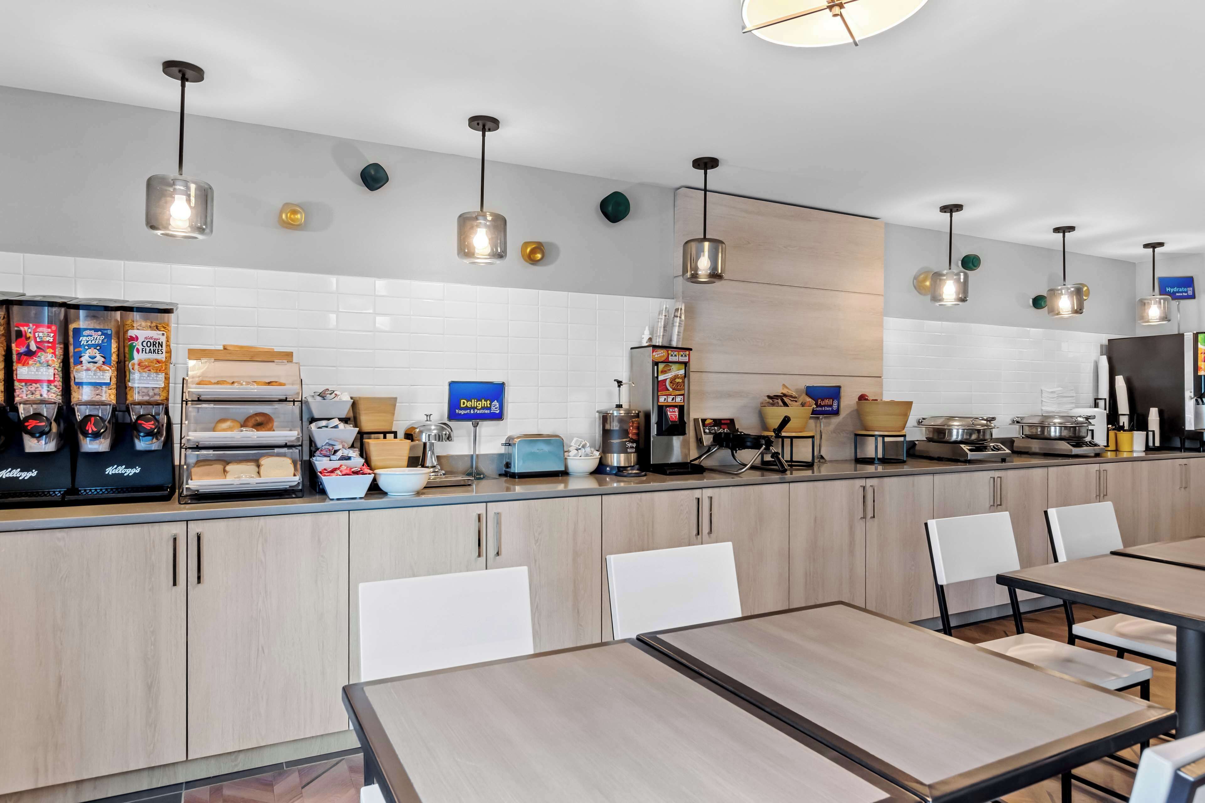 Cocina moderna con estación de café, tostadora y diversos alimentos.
