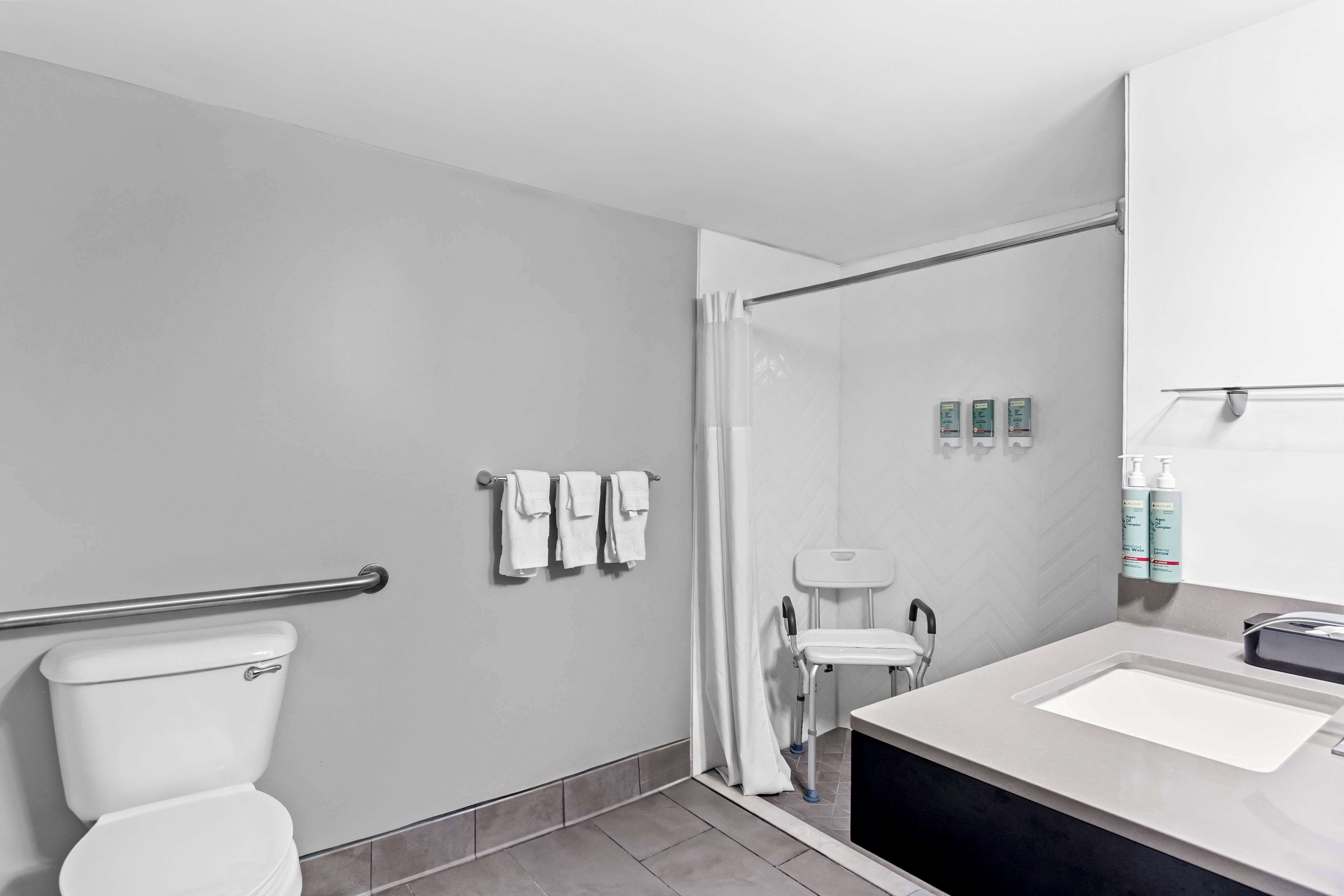 Une salle de bain moderne équipée de toilettes, d’une douche et d’un lavabo.