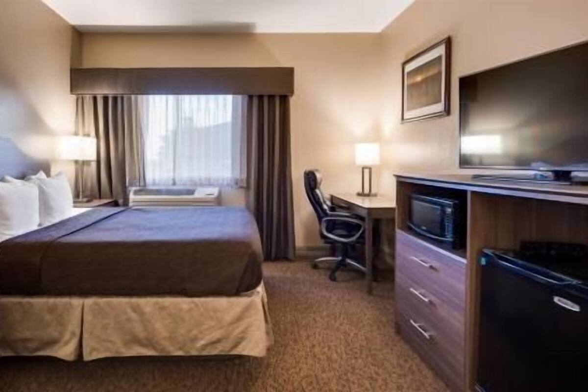 Desk, laptop workspace, iron/ironing board, WiFi