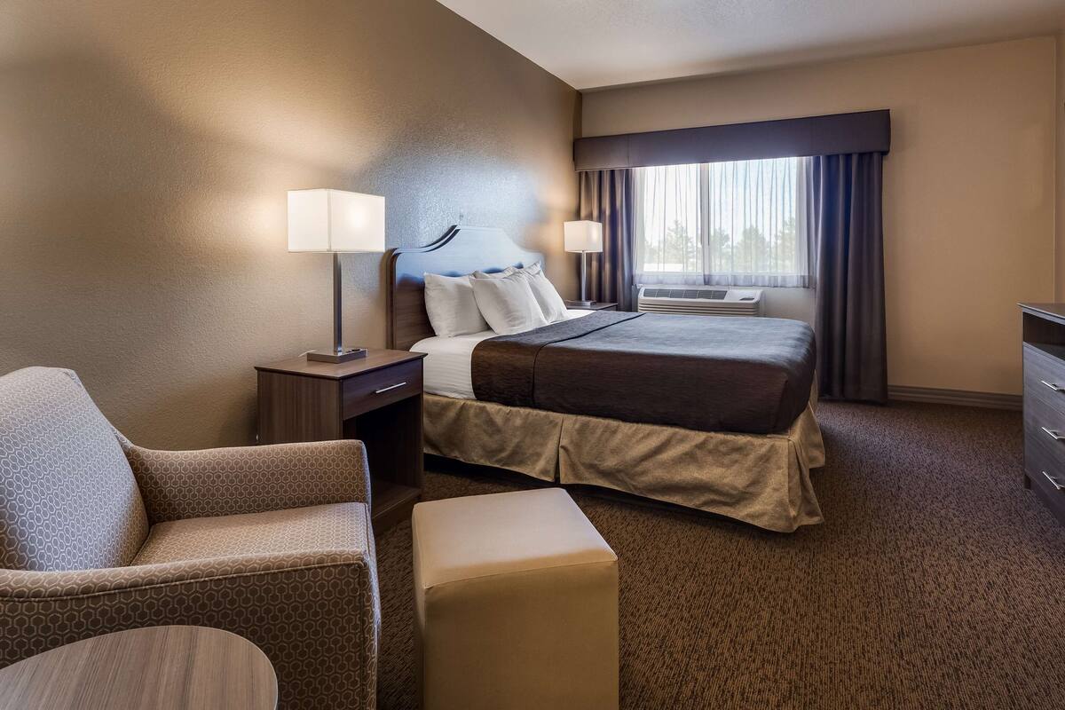 desk, laptop workspace, iron/ironing board, wifi