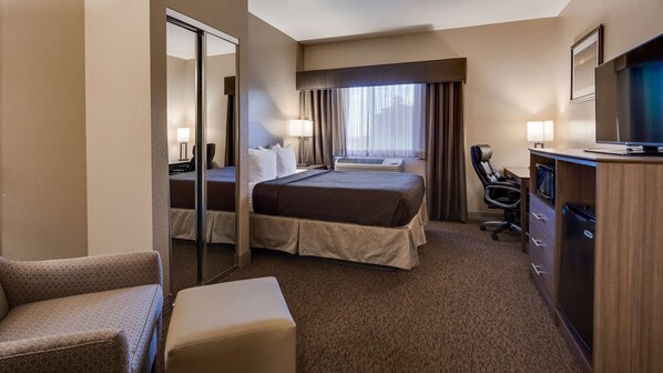 Suite, 1 King Bed, Non Smoking, Refrigerator & Microwave (with Sofabed) | Desk, laptop workspace, iron/ironing board, WiFi - Best Western El-quartelejo Inn & Suites (Scott City)