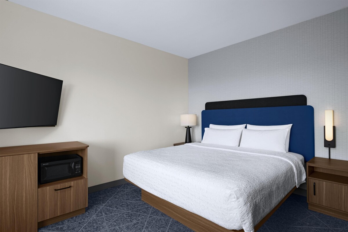 Deluxe Room, 1 King Bed, Non Smoking | Hypo-allergenic bedding available, iron/ironing board, cribs (free)