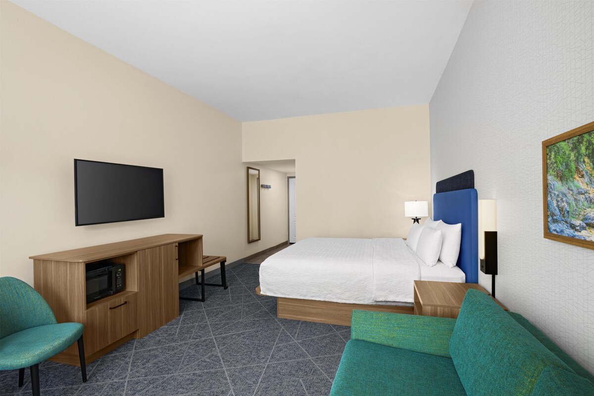 Room, 1 King Bed with Sofa bed, Non Smoking | Living area | 42-inch LCD TV with cable channels, TV
