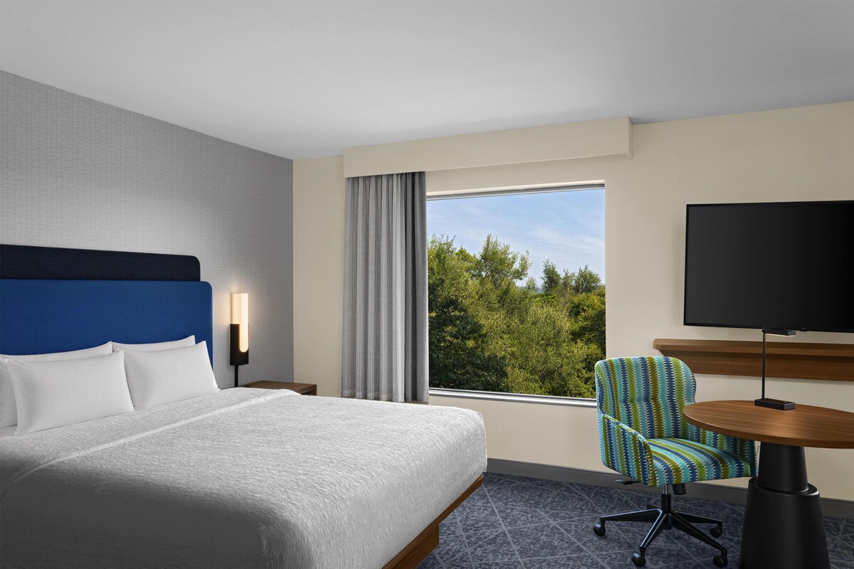 Studio Suite, 1 King Bed, Non Smoking | Hypo-allergenic bedding available, iron/ironing board, cribs (free)