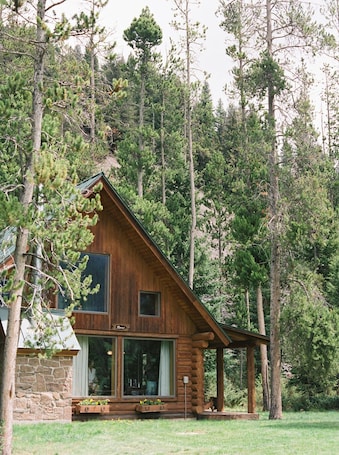 Mountain Chalet | Iron/ironing board, cribs/infant beds, rollaway beds, free WiFi. 320 Guest Ranch