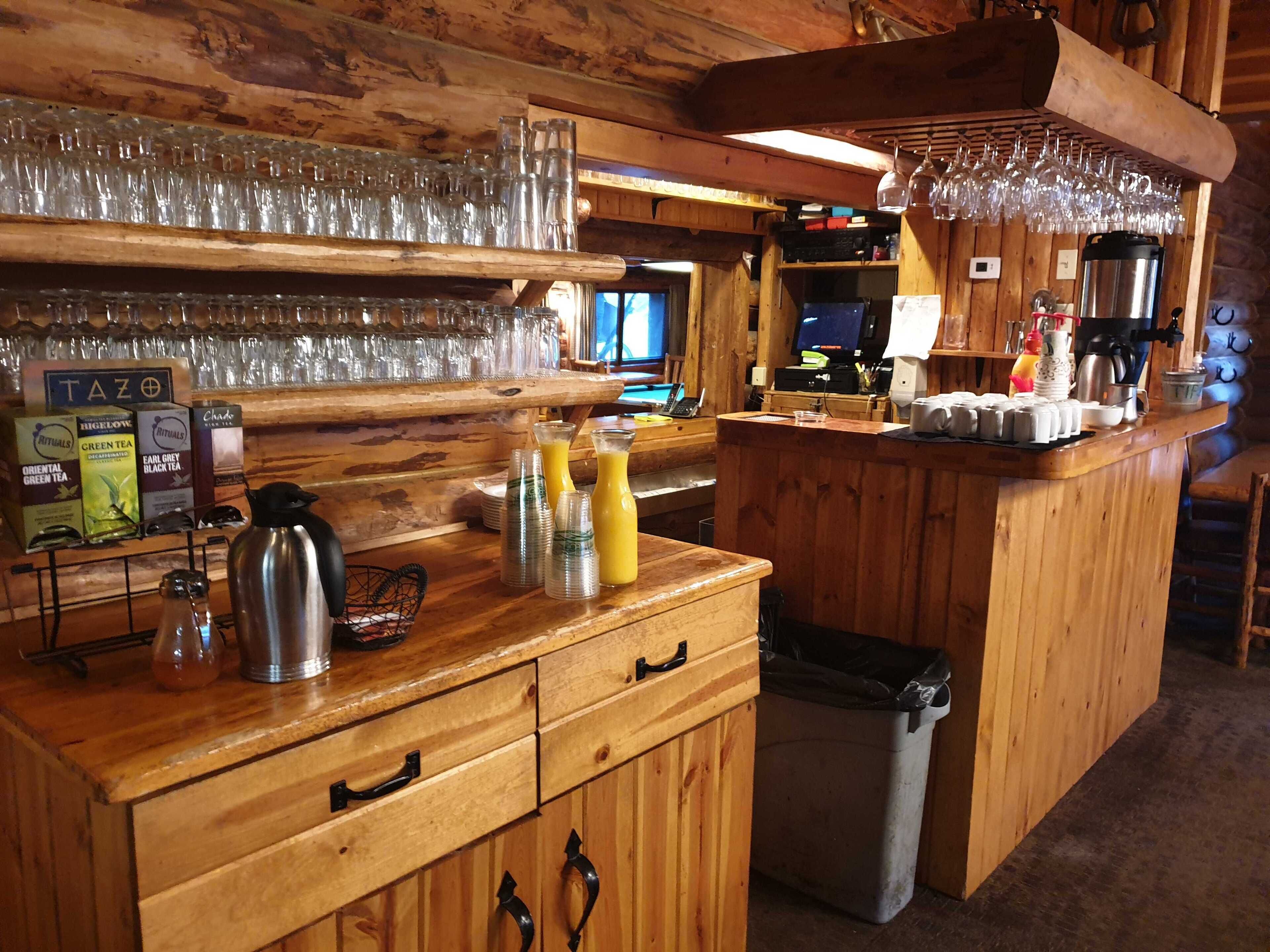 朝食 (セルフサービス)、毎日提供 (無料)