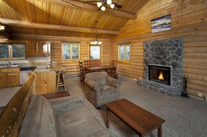 Luxury Cabin, 3 Bedrooms (7 Beds) | Iron/ironing board, cribs/infant beds, rollaway beds, free WiFi