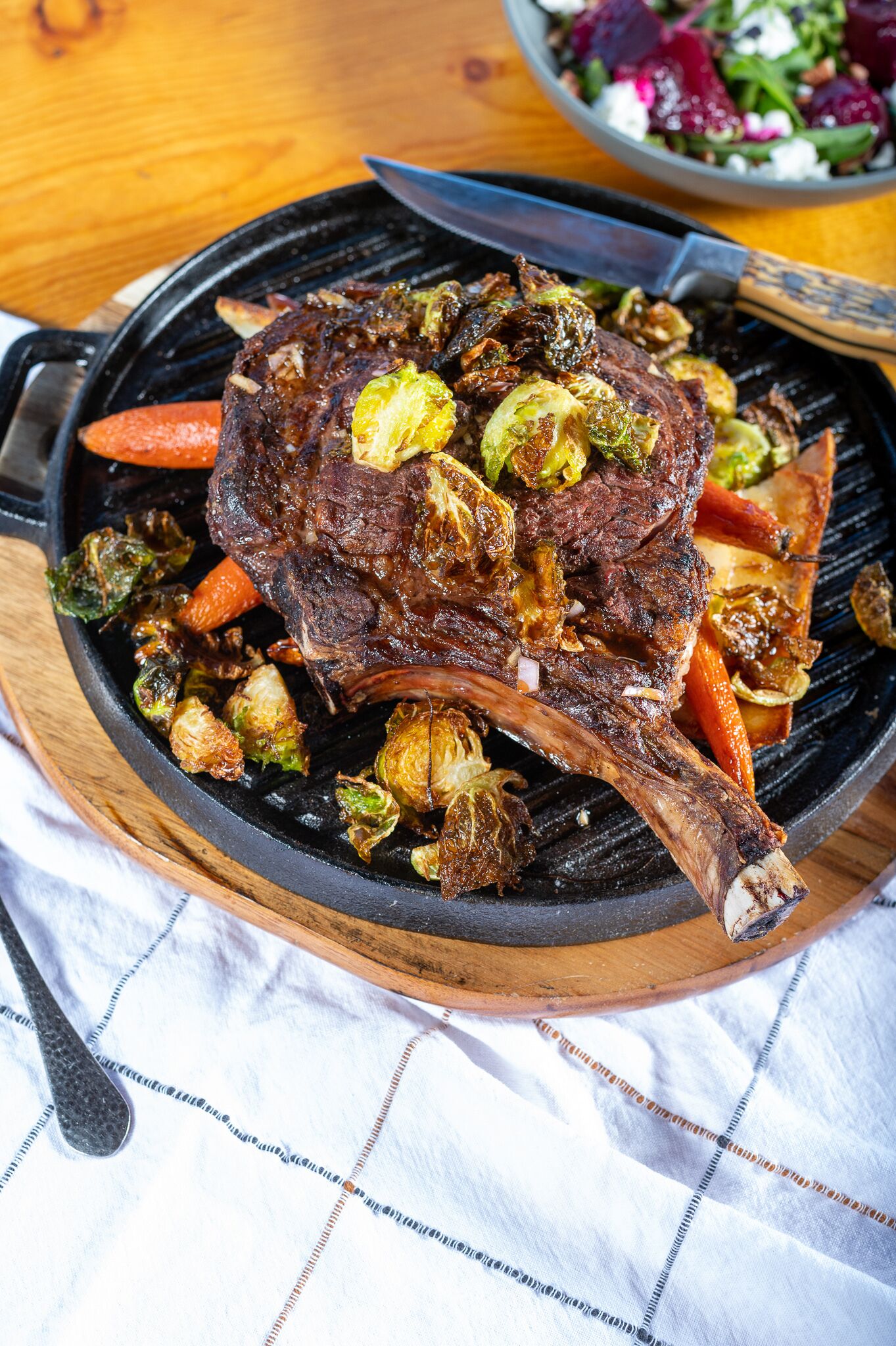 Un filete a la plancha con verduras en una sartén.