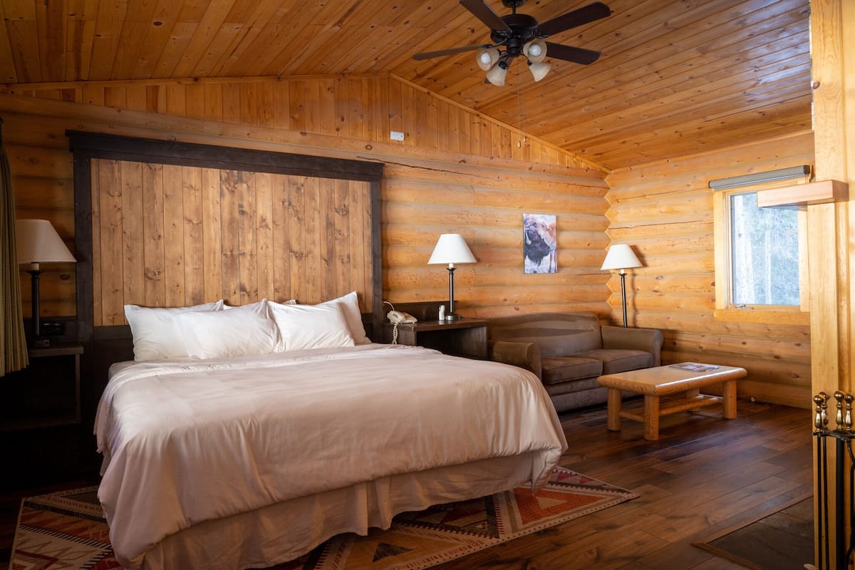 Habitación | Tabla de planchar con plancha, cunas (de pago), camas supletorias