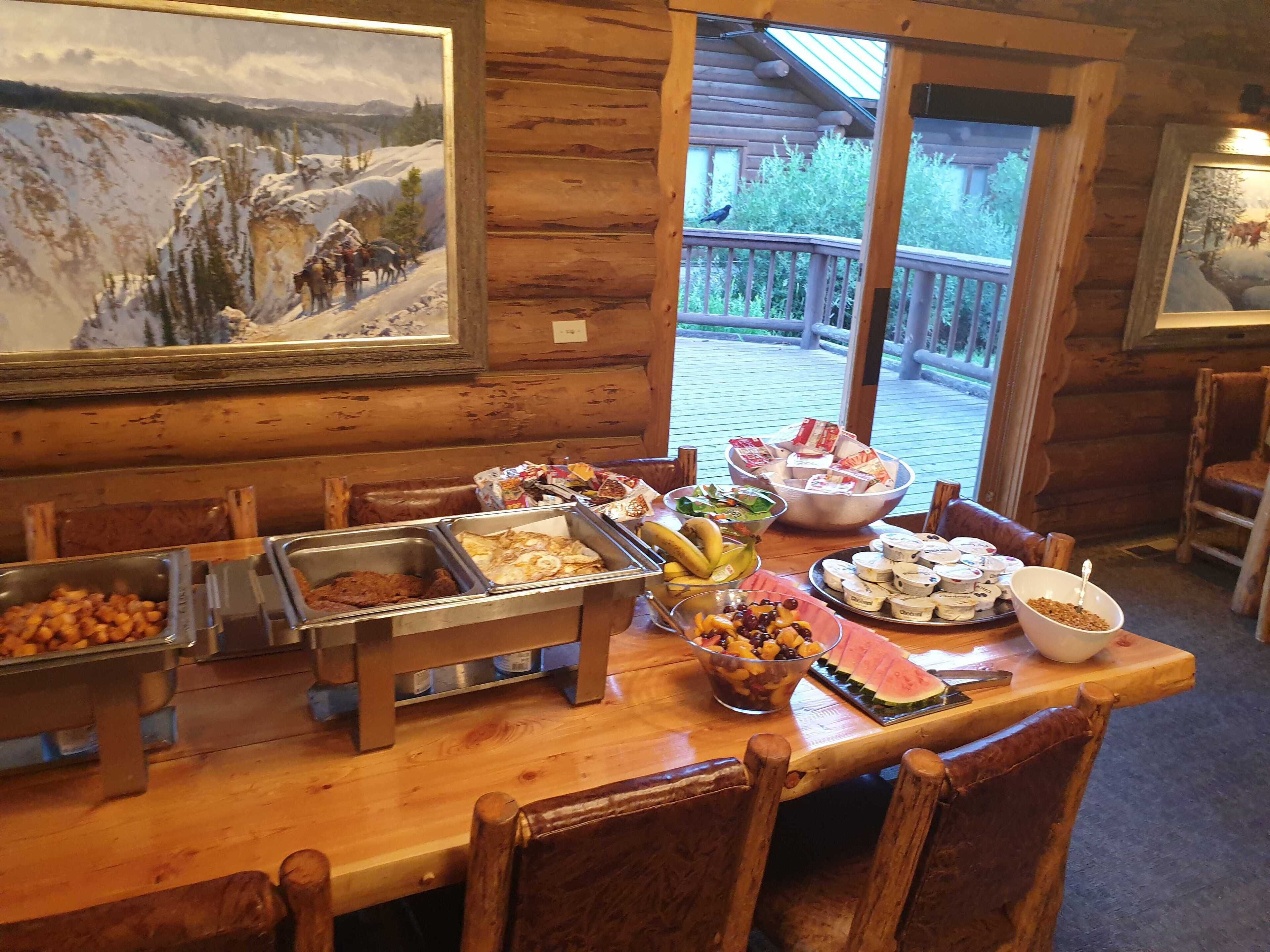 Una mesa de buffet con diversos alimentos y un cuadro en la pared.