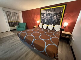 Room, 1 King Bed, Non Smoking | Desk, laptop workspace, iron/ironing board, free WiFi