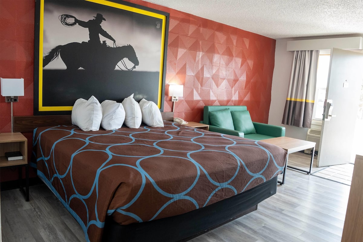 Suite, 1 kingsize bed, niet-roken | Een bureau, een laptopwerkplek, een strijkplank/strijkijzer, gratis wifi