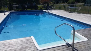 Piscina all'aperto, lettini