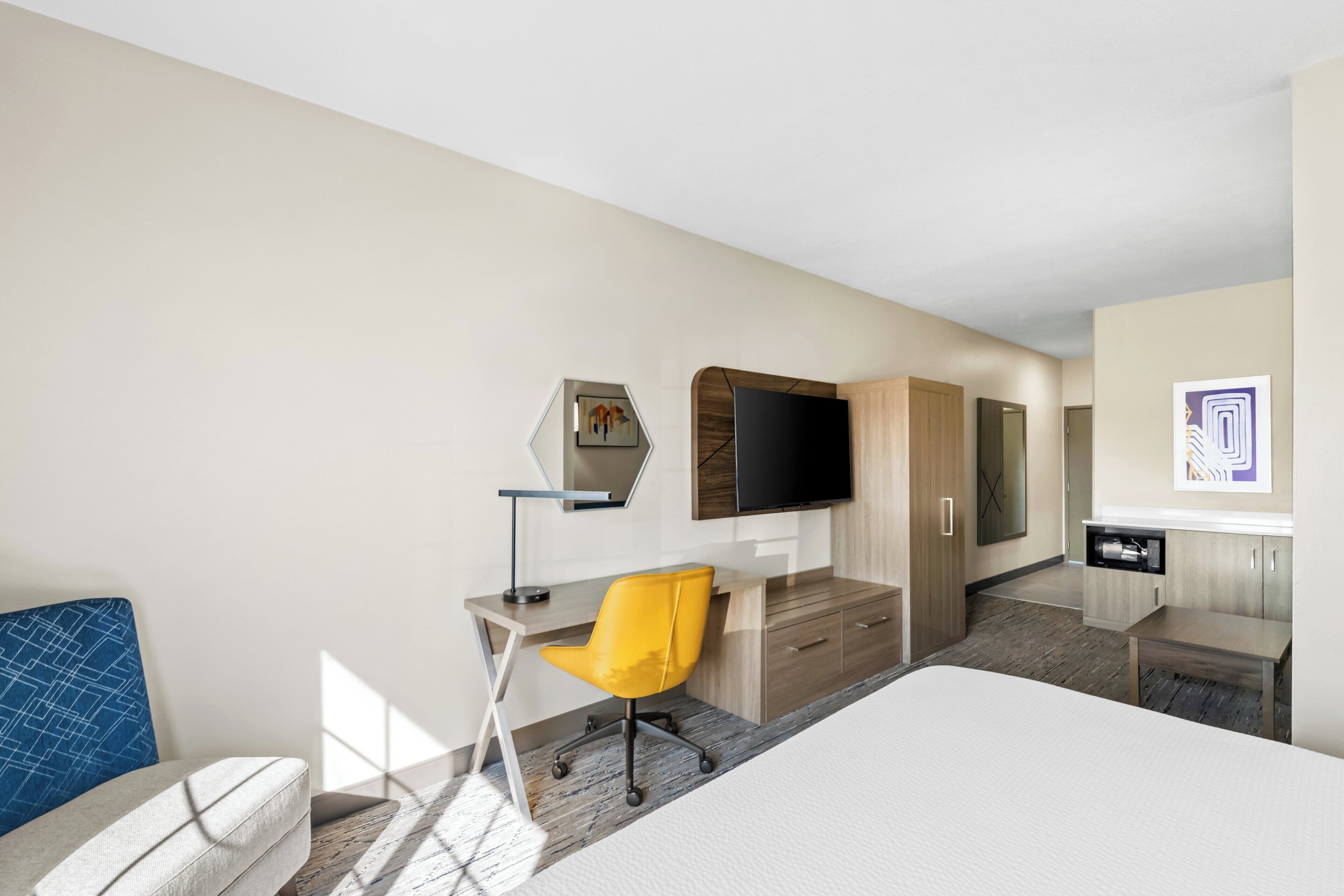 Suite, 1 cama King size | Camas con pillow-top, caja de seguridad en la habitación y escritorio 