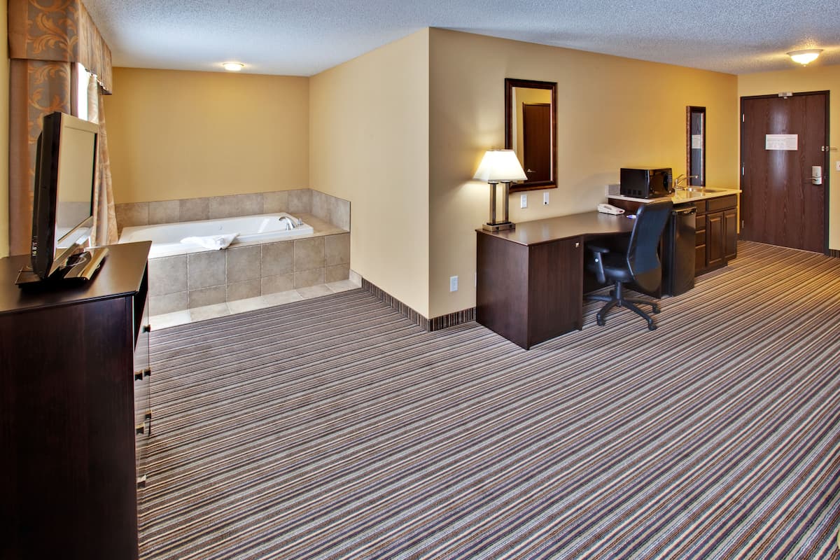 Standard Room, 1 King Bed, Jetted Tub | Pillowtop beds, in-room safe, desk, blackout drapes