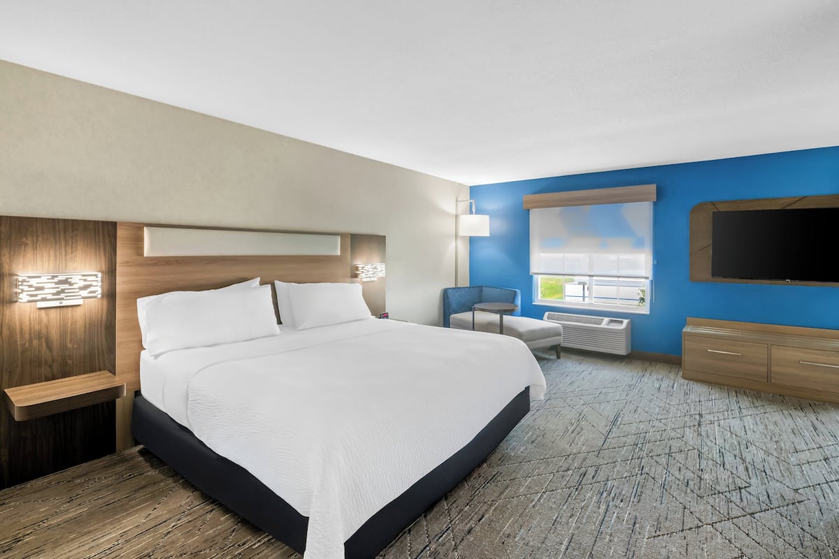 Habitación estándar, 1 cama de matrimonio grande, bañera de hidromasaje | Colchones con acolchado adicional, caja fuerte, escritorio