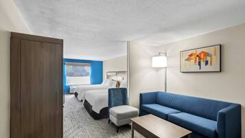 Sviitti, 2 keskisuurta parisänkyä (Additional Living Area) | Pillowtop-patjalliset sängyt, tallelokero huoneessa, työpöytä