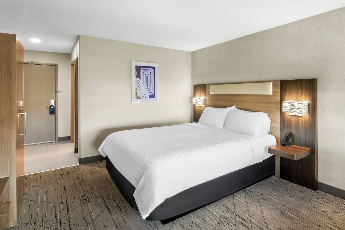 Surmatelas, coffres-forts dans les chambres, bureau, rideaux occultants