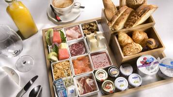 Daily cooked-to-order breakfast (EUR 27.50 per person)