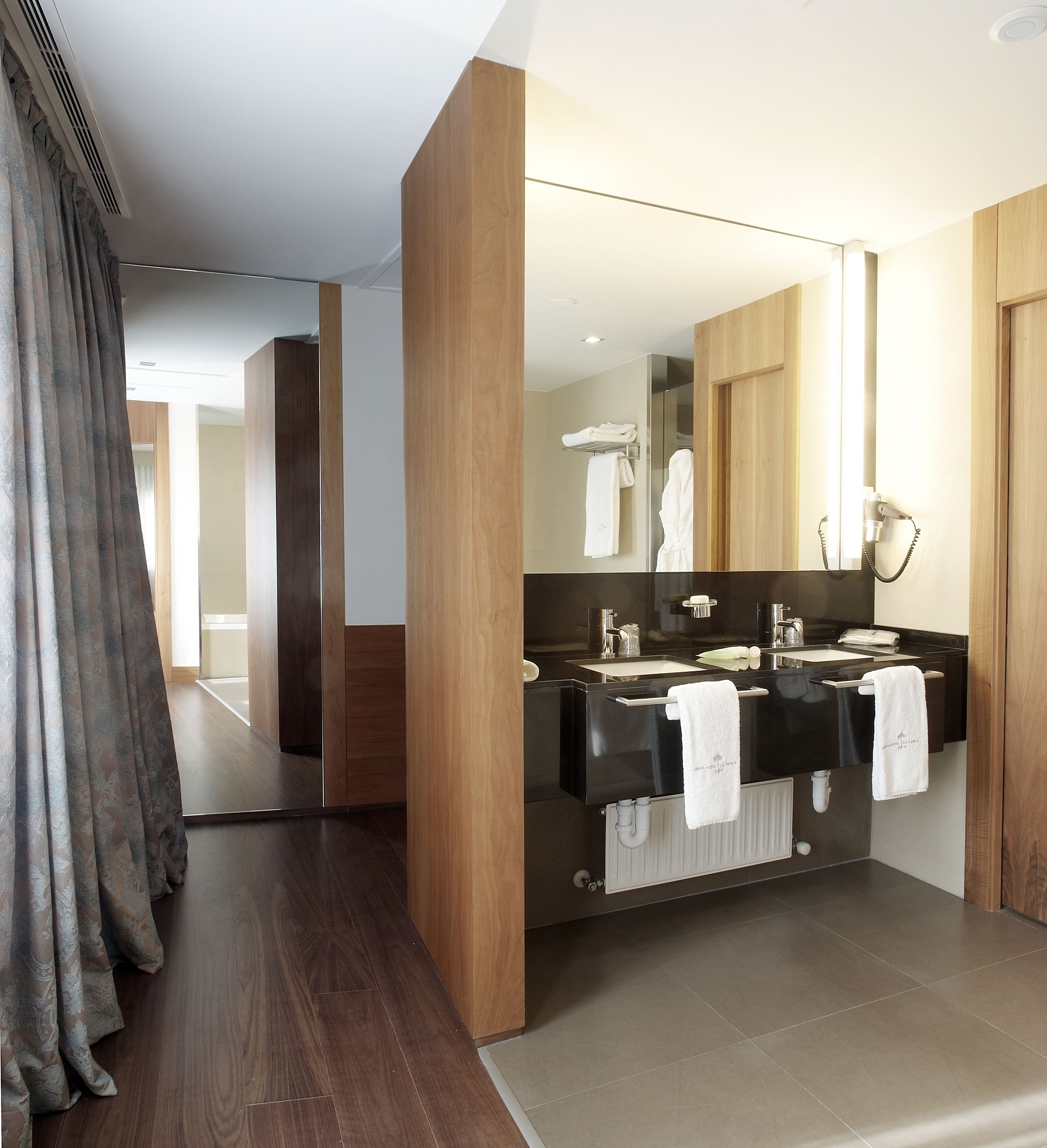 suite | bathroom sink