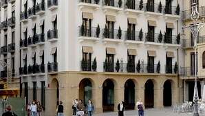 Un hotel de varios pisos con balcones y un patio central.