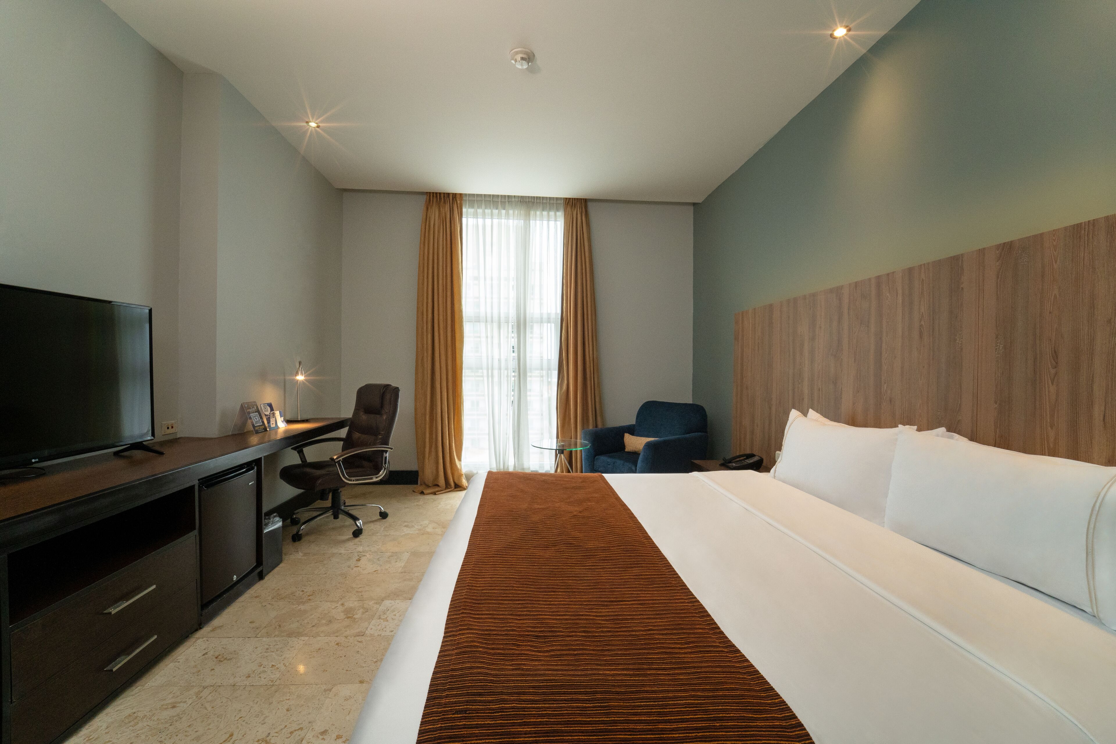 deluxe room, 1 king bed | 1 bedroom, minibar, in-room safe, desk