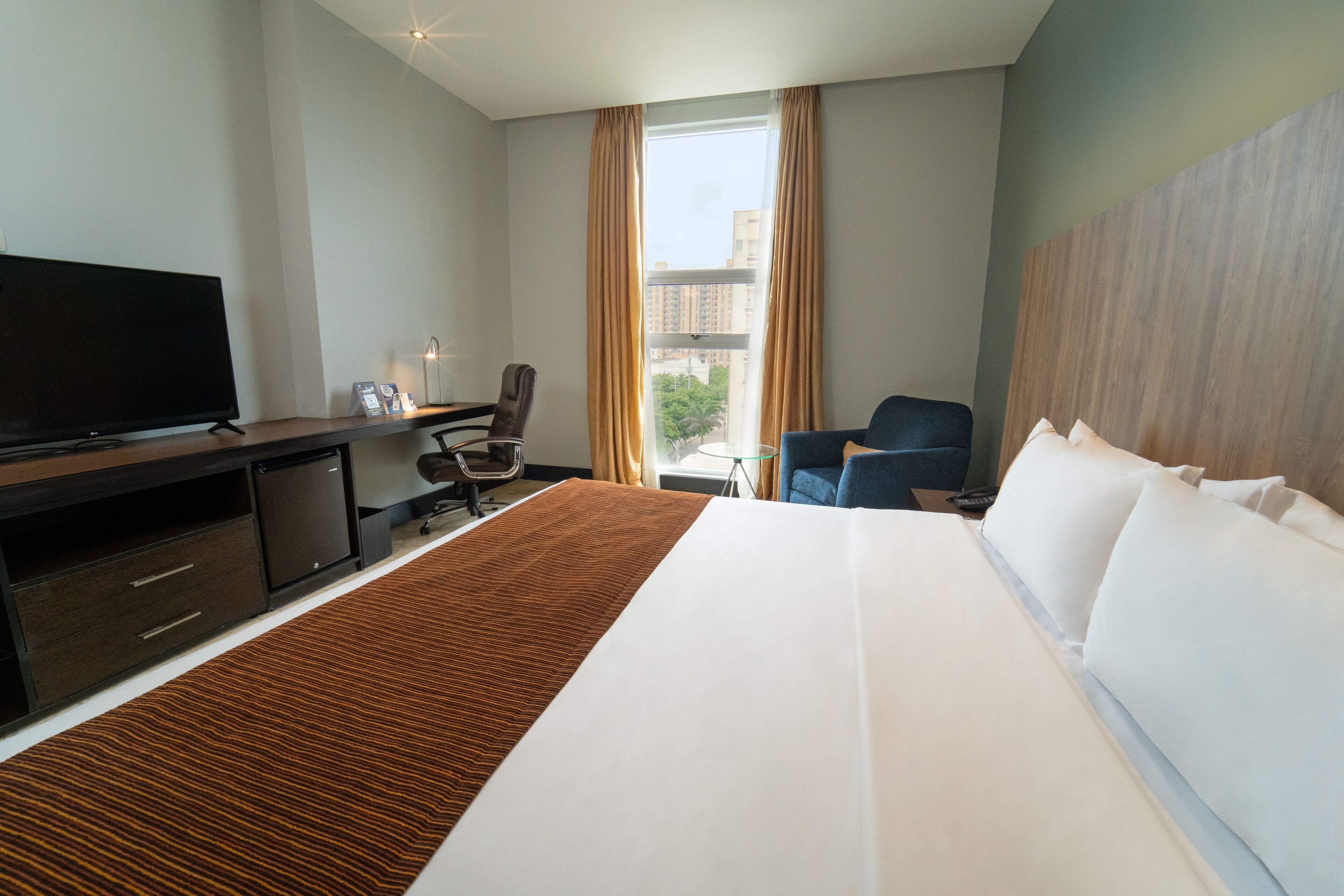 deluxe room, 1 king bed | 1 bedroom, minibar, in-room safe, desk
