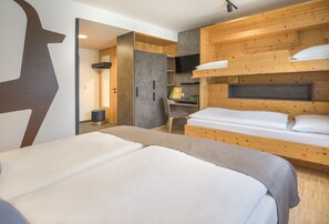 Quadruple Room | In-room safe, desk, free cots/infant beds, free rollaway beds - JUFA Hotel Wipptal (Steinach am Brenner)