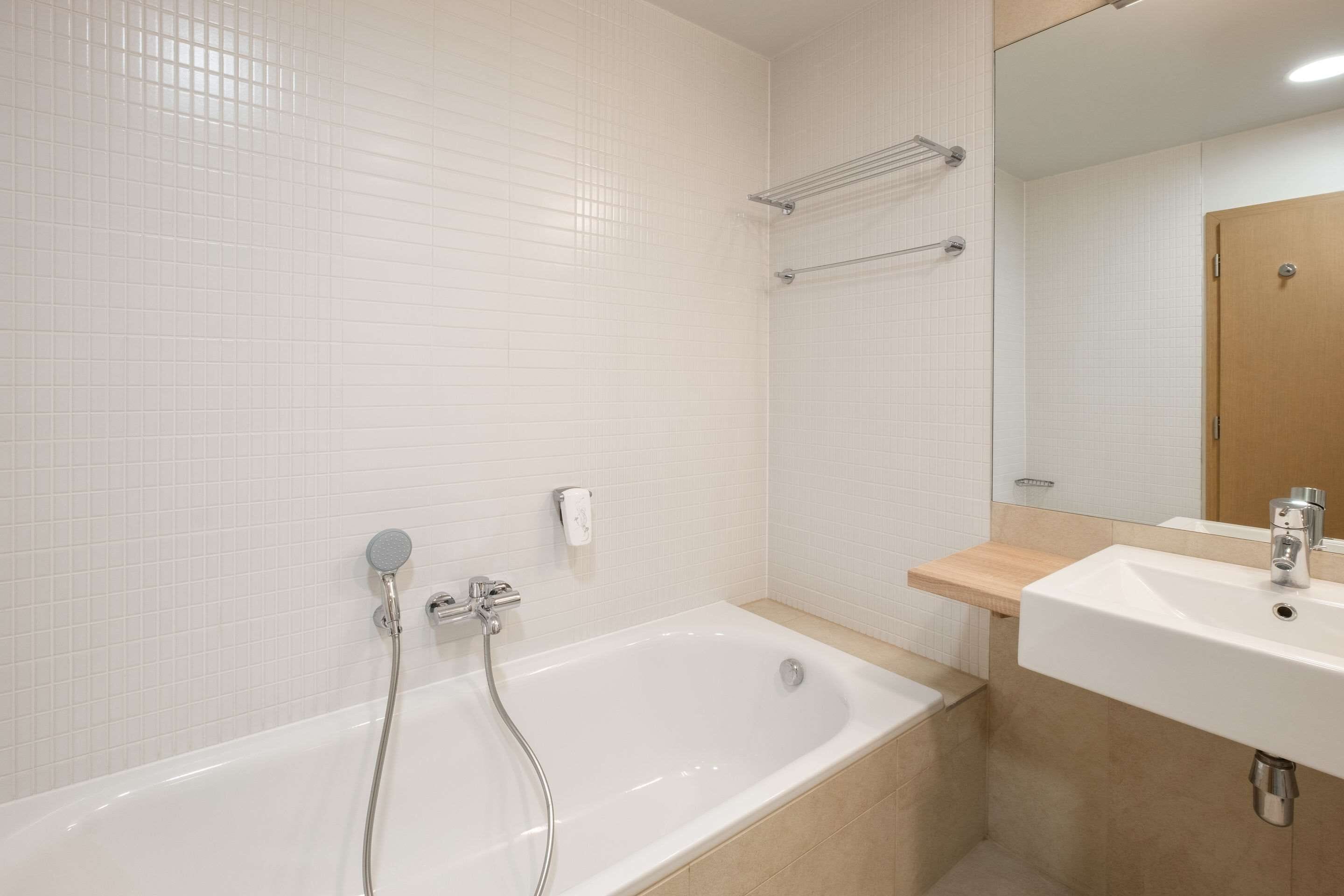 suite, 1 king bed, non smoking | hypo-allergenic bedding, in-room safe, desk, blackout curtains