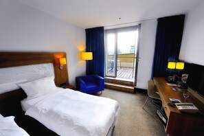 Ropa de cama hipoalergénica, caja fuerte, escritorio y cortinas opacas