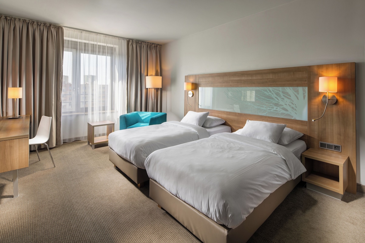 Hypo-allergenic bedding, in-room safe, desk, blackout curtains